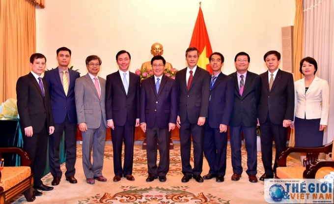 Ph&oacute; Thủ tướng, Bộ trưởng Ngoại giao Phạm B&igrave;nh Minh c&ugrave;ng c&aacute;c đại biểu dự lễ trao quyết định. Ảnh TGVN.