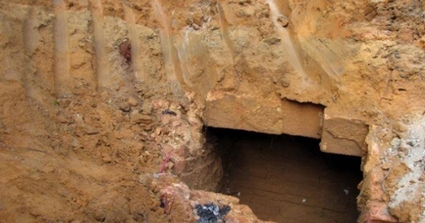 Quảng Ninh: Thi công bờ kè phát hiện hai ngôi mộ cổ kỳ lạ
