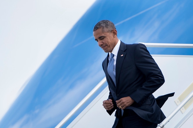 Ng&agrave;y 15/11, Tổng thống Barack Obama đ&atilde; đến s&acirc;n bay quốc tế Elefthrios Venizelos, Hy Lạp - điểm dừng ch&acirc;n đầu ti&ecirc;n trong chuyến c&ocirc;ng du cuối c&ugrave;ng của &ocirc;ng. (Ảnh: Reuters)