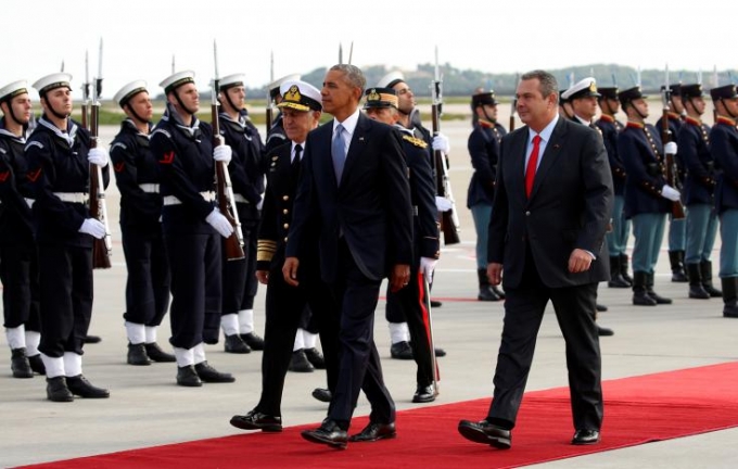 Tổng thống Obama được Bộ trưởng Quốc ph&ograve;ng Panos Kammenos ch&agrave;o đ&oacute;n khi &ocirc;ng tới Hy Lạp. (Ảnh: Reuters)