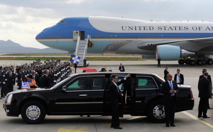 Mật vụ Mỹ đứng cạnh xe limousine bảo vệ Tổng thống Obama ở s&acirc;n bay quốc tế Eleftherios Venizelos, Athens. (Ảnh: Reuters)