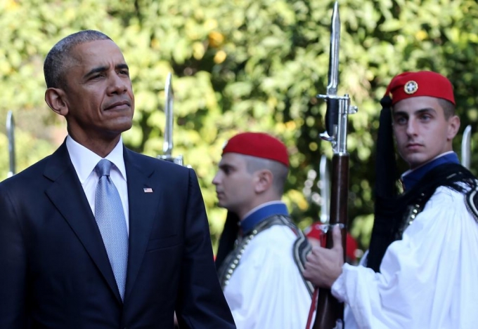 Tổng thống Obama đi qua h&agrave;ng danh dự để t&ocirc;n vinh &ocirc;ng trong chuyến thăm cấp nh&agrave; nước. (Ảnh: Reuters)