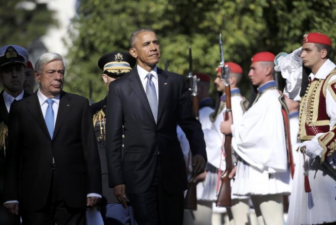 Tổng thống Obama v&agrave; Tổng thống Hy Lạp Prokopis Pavlopoulos duyệt đội danh dự tại lễ ch&agrave;o đ&oacute;n ở Athens, Hy Lạp. (Ảnh: Reuters)