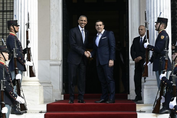 Thủ tướng Hy Lạp Alexis Tsipras ch&agrave;o đ&oacute;n Tổng thống Obama trước khi họ c&oacute; cuộc họp b&aacute;o song phương ở Athens. (Ảnh: Reuters)