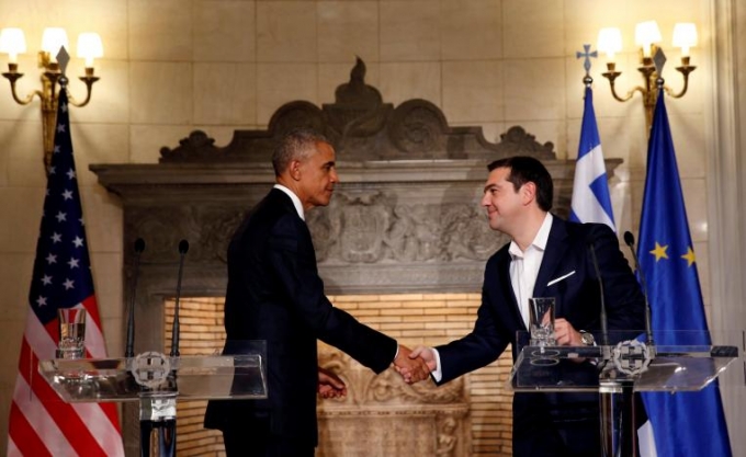 Tổng thống Obama bắt tay Thủ tướng Hy Lạp trước khi cuộc họp b&aacute;o bắt đầu. (Ảnh: Reuters)