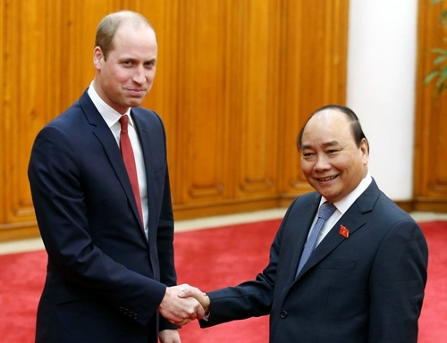 Ho&agrave;ng tử William bắt tay với Thủ tướng Nguyễn Xu&acirc;n Ph&uacute;c. (Ảnh:&nbsp;Reuters)