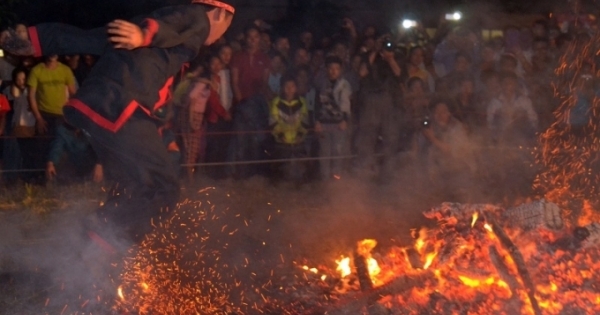 Clip: Đứng tim với màn nhảy lửa trong lễ Hội văn hóa của người Pà Thẻn ở Hà Giang