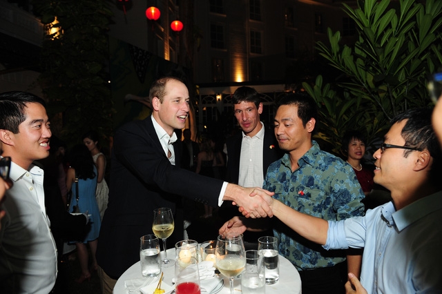 Ho&agrave;ng tử William bắt tay một vị kh&aacute;ch trong buổi tiệc. Đại sứ Anh tại Việt Nam Giles Lever đứng b&ecirc;n phải Ho&agrave;ng tử. (Ảnh: Đại sứ qu&aacute;n Anh tại Việt Nam)