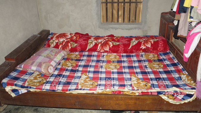 Chiếc giường nơi gia đ&igrave;nh ph&aacute;t hiện Diễm Phương đ&atilde; bất tỉnh sau khi uống thuốc tự vẫn.