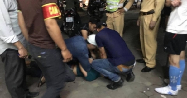 Hà Nội: Khống chế “ma men” đánh ngã cảnh sát xuống đường