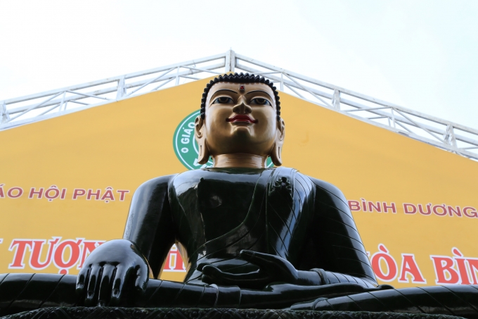 Tượng Phật Ngọc được cung nghinh đến B&igrave;nh Dương.