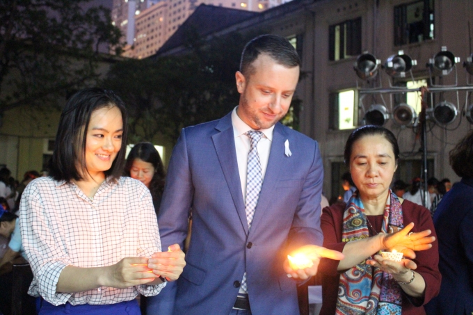 Đại diện Đại sứ qu&aacute;n Australia tại Việt Nam c&ugrave;ng thắp nến chống bạo lực gia đ&igrave;nh.