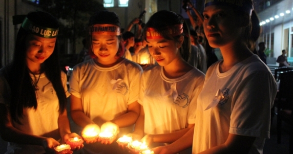 Học viện Phụ nữ Việt Nam thắp nến phản đối bạo lực gia đình