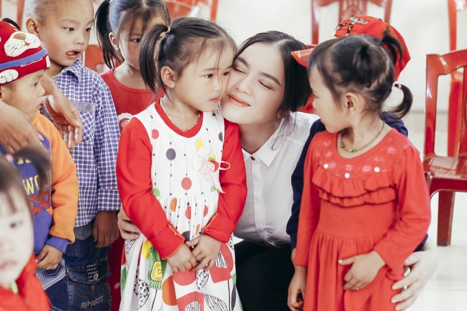 Niềm vui của những em nhỏ được học trong ng&ocirc;i trường mới ở Cao Bằng.