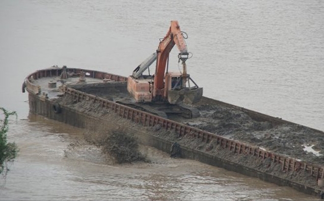 Vụ 'tàu lạ' xả chất thải ra sông Hồng: Tạm đình chỉ công tác 3 cảnh sát đường thủy