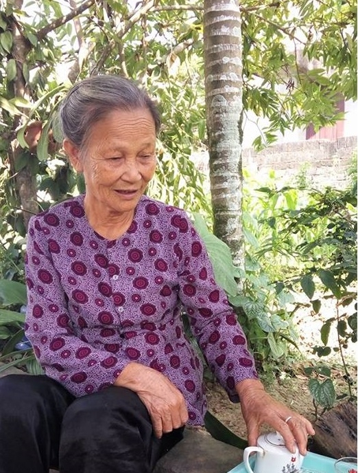 Cụ Nguyễn Thị Lịch (b&agrave; ngoại của T&acirc;m) kể về tuổi thơ của T&acirc;m cho PV.