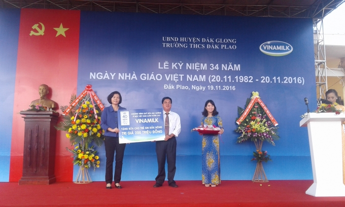 Vinamilk trao tặng sữa cho học sinh Trường tiểu học Quang Trung (trị gi&aacute; 200 triệu đồng)