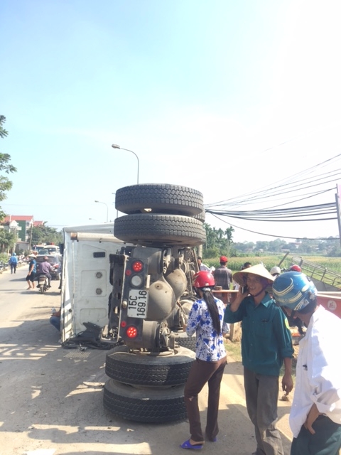 H&agrave; Nội: Container đấu đầu xe tải, 6 người thương vong