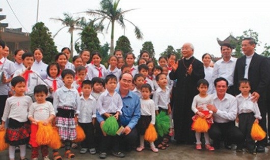 Chủ tịch Ủy ban Trung ương MTTQ Việt Nam Nguyễn Thiện Nh&acirc;n đến thăm C&ocirc; nhi viện Th&aacute;nh An - B&ugrave;i Chu năm 2015.