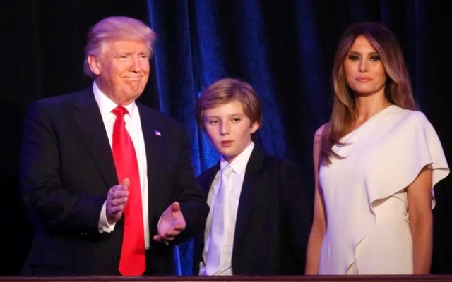 Tổng thống đắc cử Mỹ Donald Trump v&agrave; vợ Melania, con trai &uacute;t Barron. (Ảnh: AFP)