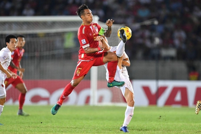 Một pha tranh chấp quyết liệt trong trận đấu giữa ĐT Myanmar - ĐT Việt Nam