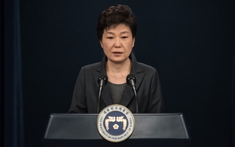 Tổng thống H&agrave;n Quốc Park Geun-hye đang đứng trước nguy cơ bị c&aacute;c nghị sĩ đối lập đ&ograve;i phải bị luận tội.(Ảnh: Reuters)