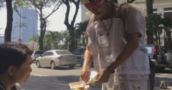Người bán vé số dạo Sài Gòn than ế ẩm vì xổ số 