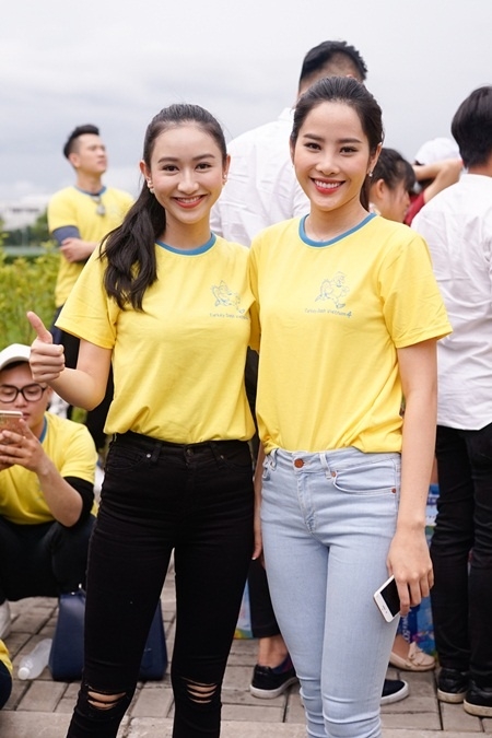 Top 8 Miss Earth Nguyễn Thị Lệ Nam Em (b&ecirc;n phải).