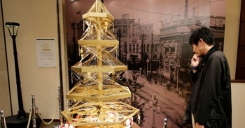 Ngợp mắt với cây thông Noel bằng vàng ròng trị giá 1,8 triệu USD