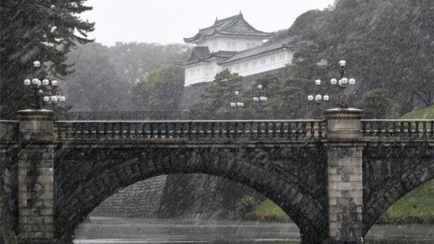 Tuyết rơi b&ecirc;n ngo&agrave;i cung điện ho&agrave;ng gia Tokyo. (Ảnh:&nbsp;EPA)