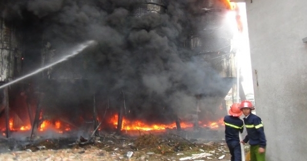 Thanh Hóa: Nhà máy bia bốc cháy dữ dội