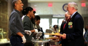Gia đình Obama đích thân phục vụ đồ ăn cho cựu binh Mỹ
