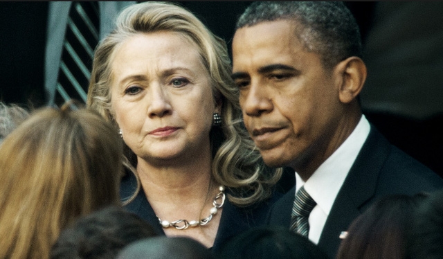 Tổng thống Mỹ Barack Obama (phải) v&agrave; ứng vi&ecirc;n tổng thống D&acirc;n chủ Hillary Clinton. (Ảnh: AFP)