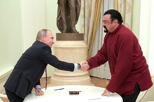 Tổng thống Putin bắt tay diễn vi&ecirc;n Mỹ&nbsp;Steven Seagal tại điện Kremlin,&nbsp;Moscow, h&ocirc;m qua. (Ảnh:&nbsp;AP)