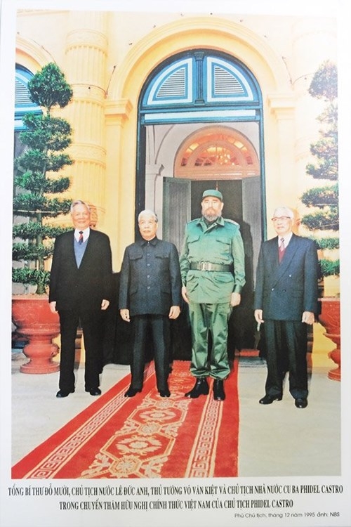 L&atilde;nh tụ Fidel Castro chụp h&igrave;nh lưu niệm với Tổng B&iacute; thư Đỗ Mười, Chủ tịch nước L&ecirc; Đức Anh v&agrave; Thủ tướng V&otilde; Văn Kiệt trong chuyến thăm Việt Nam năm 1995.