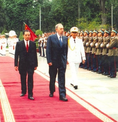 Nguy&ecirc;n Tổng b&iacute; thư N&ocirc;ng Đức Mạnh &nbsp;đi c&ugrave;ng Chủ tịch Fidel Castro trong chuyến thăm Việt Nam năm 2003.