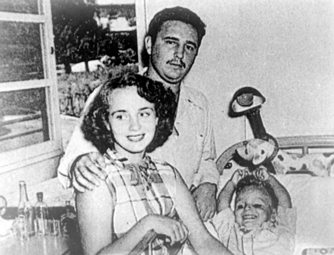 Fidel chụp h&igrave;nh c&ugrave;ng người vợ đầu ti&ecirc;n v&agrave; con trai Fidelito năm 1950. (Ảnh: Rex Features)