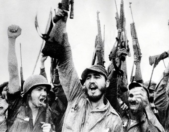 Năm 1953, Fidel Castro c&ugrave;ng người em trai Raul dẫn theo 100 chiến sĩ tấn c&ocirc;ng trại l&iacute;nh&nbsp;Moncada Barracks, khởi đầu cuộc c&aacute;ch mạng chống chế độ độc t&agrave;i Batista. Tuy sau trận đ&aacute;nh n&agrave;y, Fidel v&agrave; nhiều nghĩa qu&acirc;n bị ch&iacute;nh quyền độc t&agrave;i Batista bắt giữ, đưa ra x&eacute;t xử, nhưng Fidel đ&atilde; tự b&agrave;o chữa cho m&igrave;nh một c&aacute;ch h&ugrave;ng hồn bằng b&agrave;i biện hộ l&agrave;m chấn động ch&iacute;nh quyền phản động mang t&ecirc;n: &ldquo;Lịch sử sẽ ph&aacute;n quyết t&ocirc;i v&ocirc; tội.&rdquo;. (Ảnh:&nbsp;Rex)
