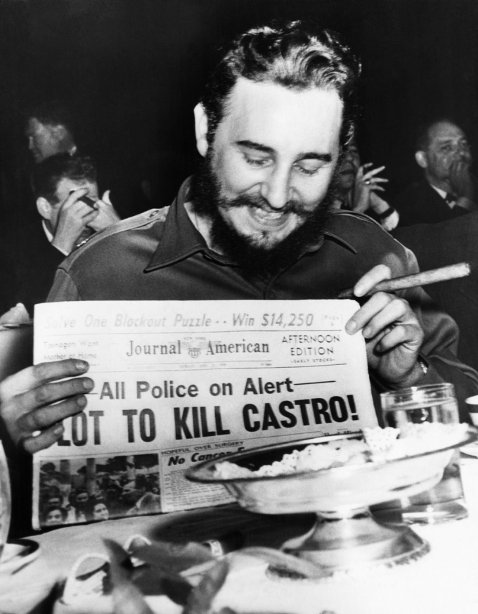 Fidel Castro khoe 1 tờ b&aacute;o của New York năm 1959. Cũng từ năm n&agrave;y đến 12/1976, Fidel đ&atilde; từng l&agrave;m Thủ tướng của Cuba v&agrave; sau đ&oacute; l&agrave; Chủ tịch Hội đồng Nh&agrave; nước Cuba cho tới khi &ocirc;ng từ chức th&aacute;ng 02/2008. (Ảnh: Bettmann)
