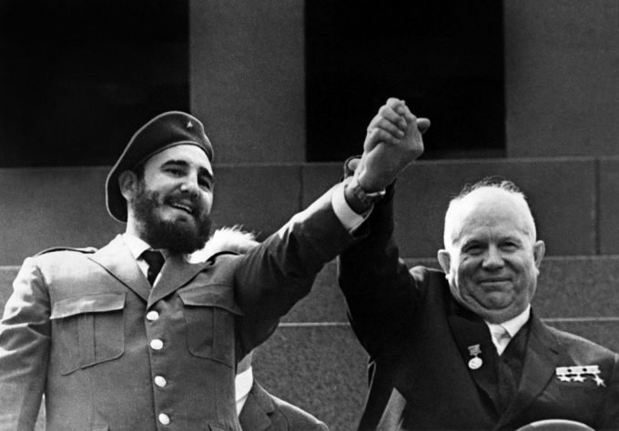 Fidel Castro nắm tay nh&agrave; l&atilde;nh đạo X&ocirc; Viết Nikita Khrushchev trong 1 tuần tới thăm Moscow v&agrave;o năm1963. (Ảnh: Getty)