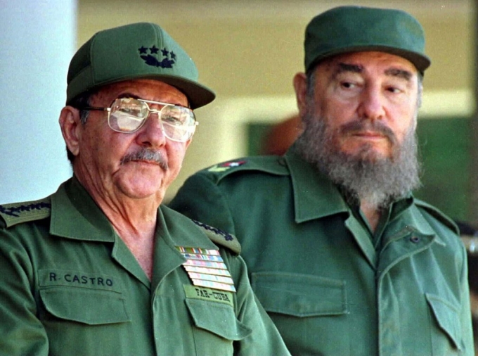 Đến năm 2008, Fidel th&ocirc;i giữ chức Chủ tịch Cuba v&igrave; l&yacute; do sức khỏe v&agrave; chuyển giao quyền lực cho em trai Raul Castro. Trước đ&oacute;, v&agrave;o th&aacute;ng 7/2006, &ocirc;ng phải phẫu thuật ruột khẩn cấp. (Ảnh: Reuters)