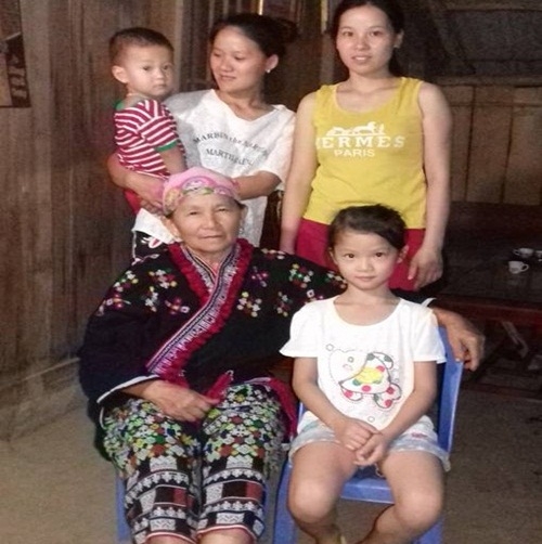 Mẹ Triệu Thị Lầu v&agrave; chị Chẹo Thị Mụi đang bế con