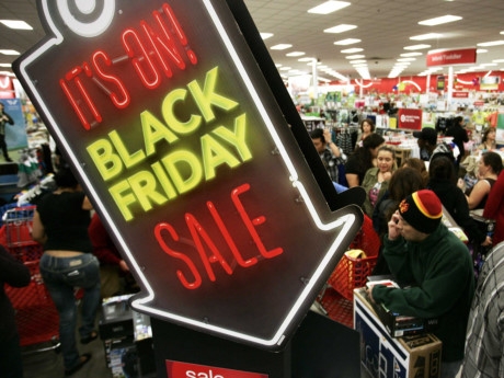 Một cửa h&agrave;ng nhộn nhịp trong ng&agrave;y Black Friday