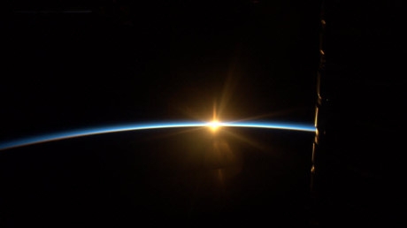Khi ở tr&ecirc;n trạm ISS, c&aacute;c phi h&agrave;nh gia c&oacute; thể chi&ecirc;m ngưỡng mặt trời mọc 16 lần mỗi ng&agrave;y.
