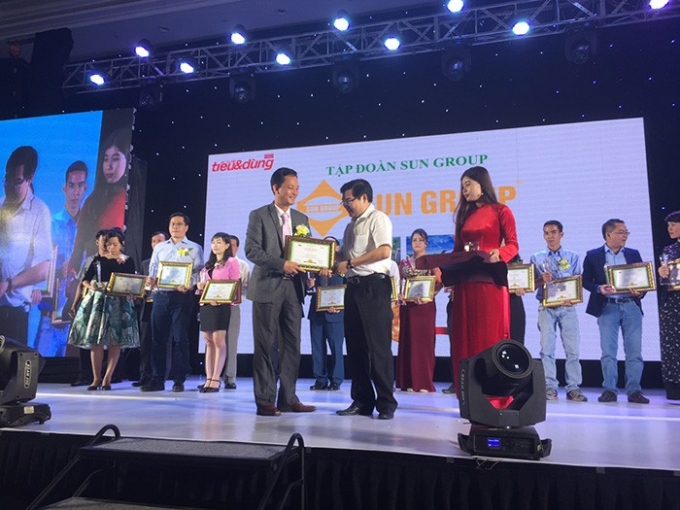 Đại diện tập đo&agrave;n Sun group nhận giải thưởng tin v&agrave; d&ugrave;ng Việt Nam 2016.