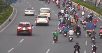 TP HCM: Ô tô "lép vế" trước xe máy trên đường Phạm Văn Đồng