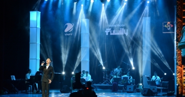 Đức Tuấn phiêu trong tình ca Phạm Duy trên sân khấu của VinaPhone Family Live Concert