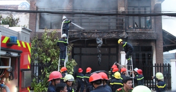 Nhiều công nhân nhảy lầu thoát thân bên trong căn nhà cháy ngùn ngụt