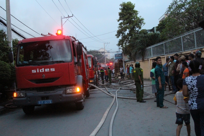 17 xe cứu hỏa đ&atilde; được điều động đến hiện trường.