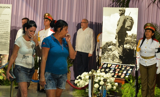 Người d&acirc;n Cuba đau buồn trước sự ra đi của vị l&atilde;nh tụ t&agrave;i ba. (Ảnh: AFP)